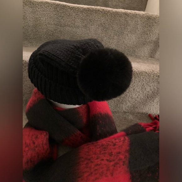 NWOT STEVE MADDEN Scarf and Pom Hat Set - Picture 6 of 6